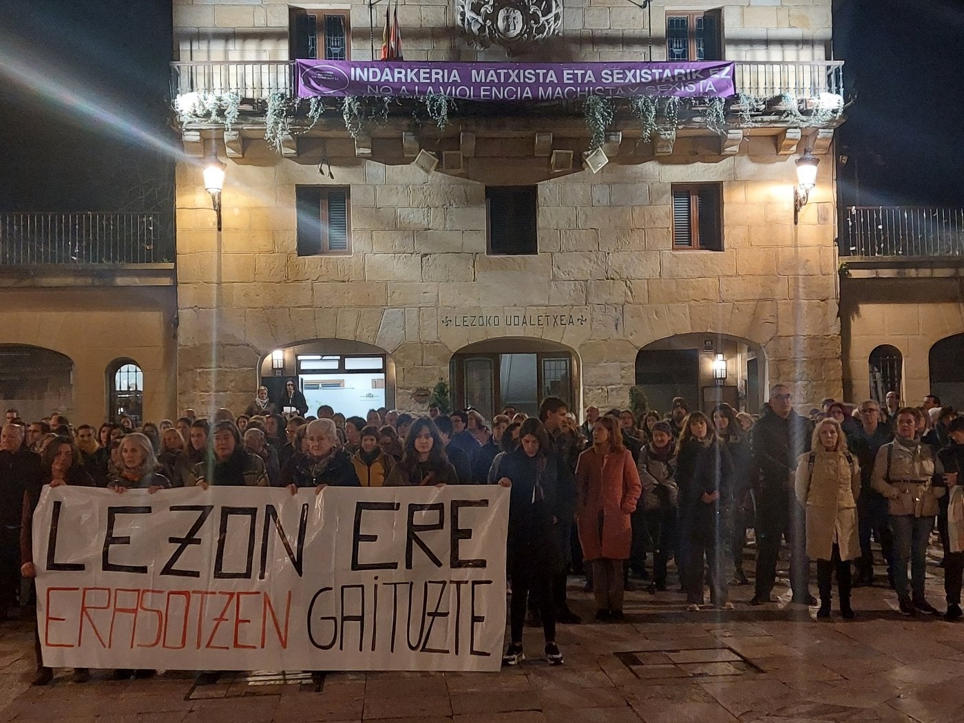 Concentración celebrada ante el Ayuntamiento de Lezo.