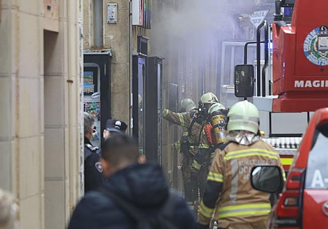 Fotos: Incendio en el bar Zumeltzegi de la Parte Vieja de Donostia
