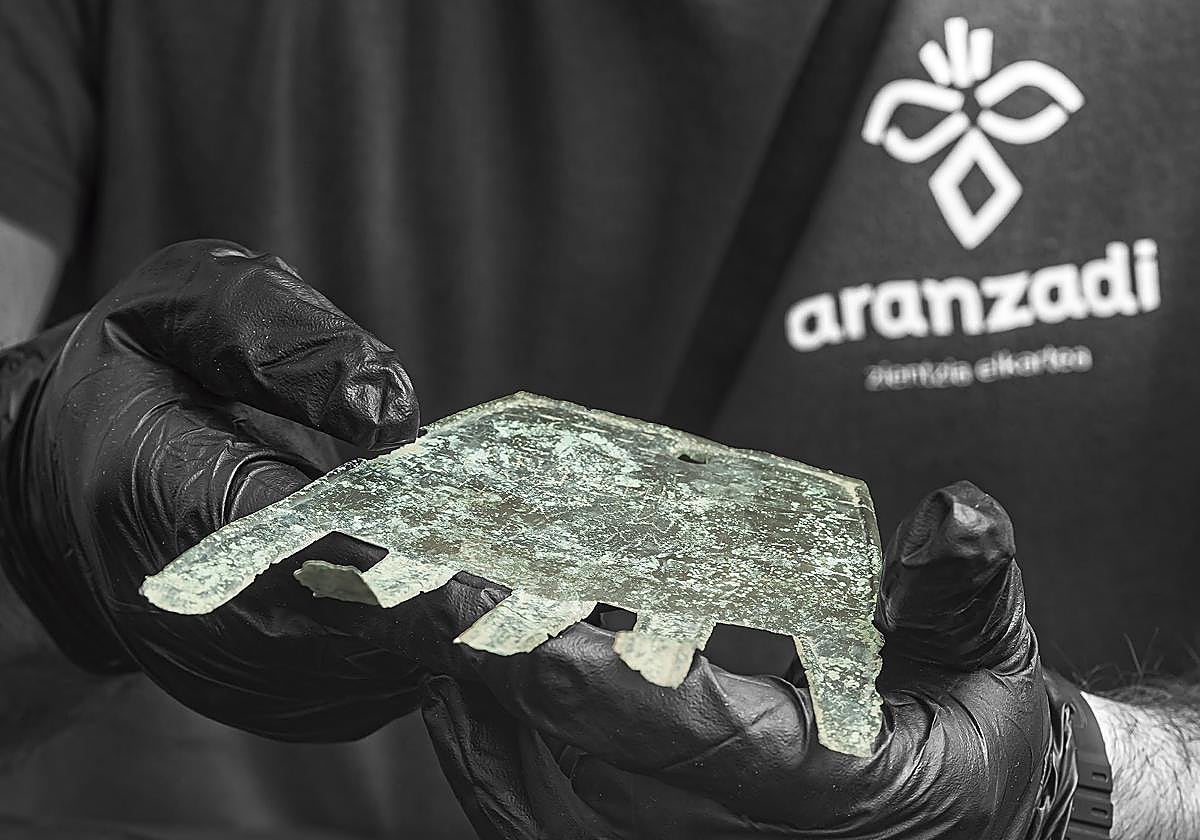 Antiquity 'pasa a limpio' lo que se sabe sobre la mano de Irulegi