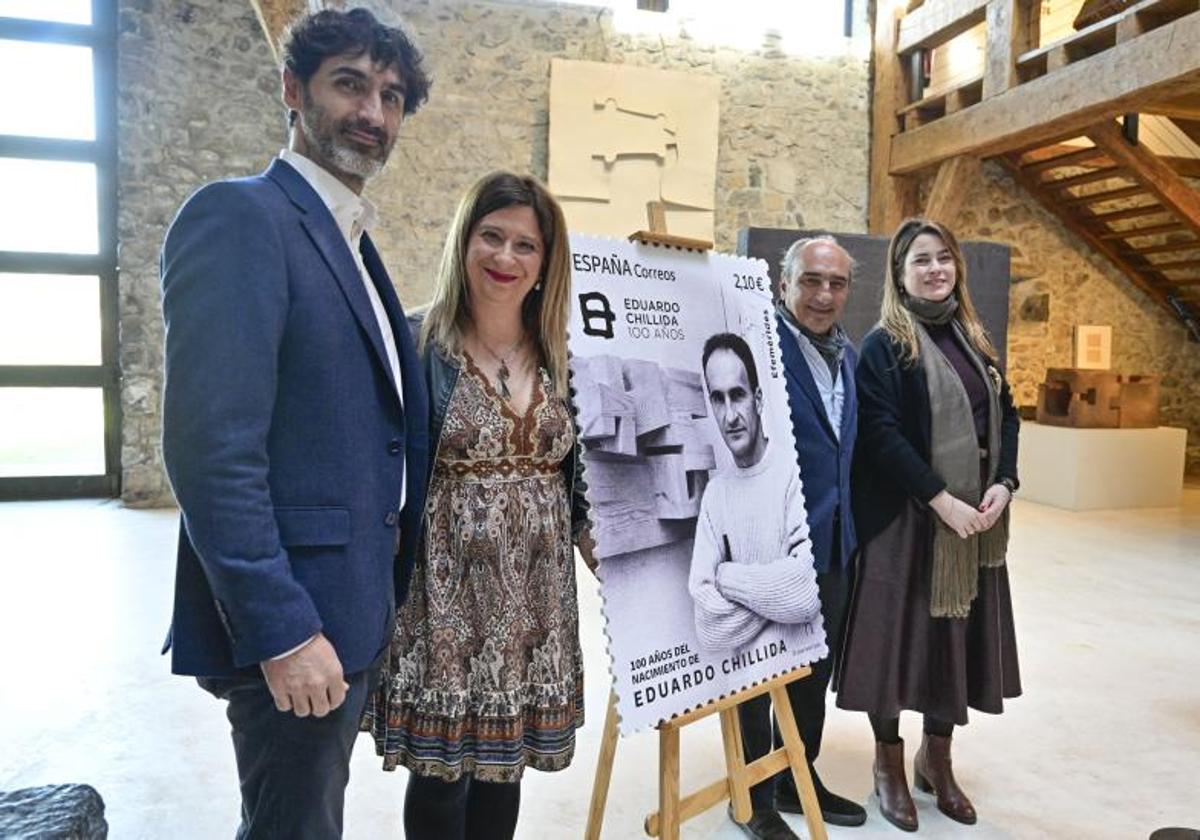 Presentación del sello conmemorativo por los cien años del nacimiento de Eduardo Chillida