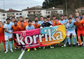 Antes del partido entre los equipos de la UDA y el Tolosa, los jugadores de ambos conjuntos mostraron su apoyo a la Korrika.