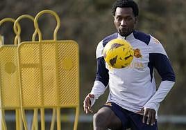 Sheraldo Becker realiza un entrenamiento en Zubieta