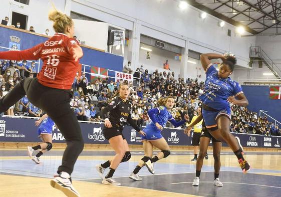 La brasileña Mariane Fernandes en acción en un partido ante el Paris 92 en el Gasca.