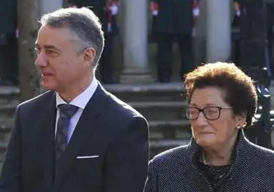 Iñigo Urkullu, acompañado de su madre, en su jura como lehendakari ante el Árbol de Gernika en 2016