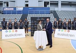 Carmen Muguruza y Javier Seoane presentan el acuerdo entre IDK y Euskotren ante las jugadoras del conjunto donostiarra en el Gasca.