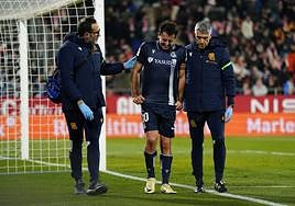 Mikel Oyarzabal se retira del campo con cara de dolor tras lesionarse en el duelo entre el Girona y la Real.