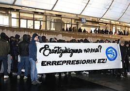 Concentración de Bultzada ante las puertas 15-16.