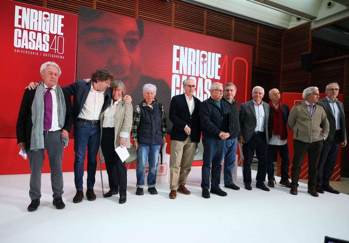 Una nutrida representación histórica del PSE de Euskadi acompaña a Barbara Dührkop, viuda de Enrique Casas, en el homenaje de este sábado en el Kursaal donostiarra.