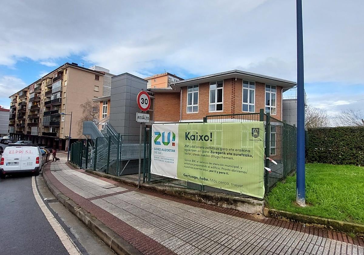 Exterior del edificio de Aldakoenea, donde se muestra un cartel de bienvenida a los vecinos.