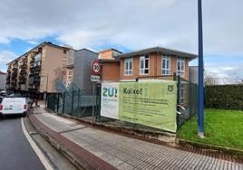 Exterior del edificio de Aldakoenea, donde se muestra un cartel de bienvenida a los vecinos.