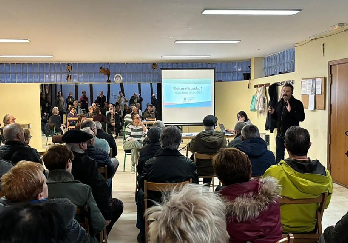 La reunión entre el Ayuntamiento y los vecinos del barrio de Yanci se celebró este jueves en la asociación vecinal.