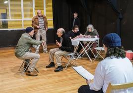 La compañía Nueve Teatro ensaya la obra 'Alguien voló sobre el nido del cuco'.