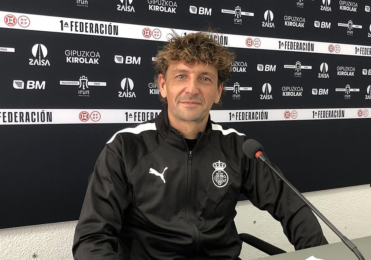 Iñigo Idiakez ayer en la sala de prensa del Stadium Gal antes de hablar ante los medios.