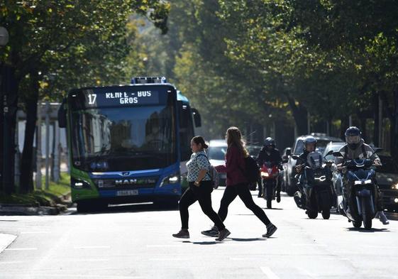 Autobuses, coches, motos y peatones conviven en esta imagen captada en el paseo del Árbol de Gernika.
