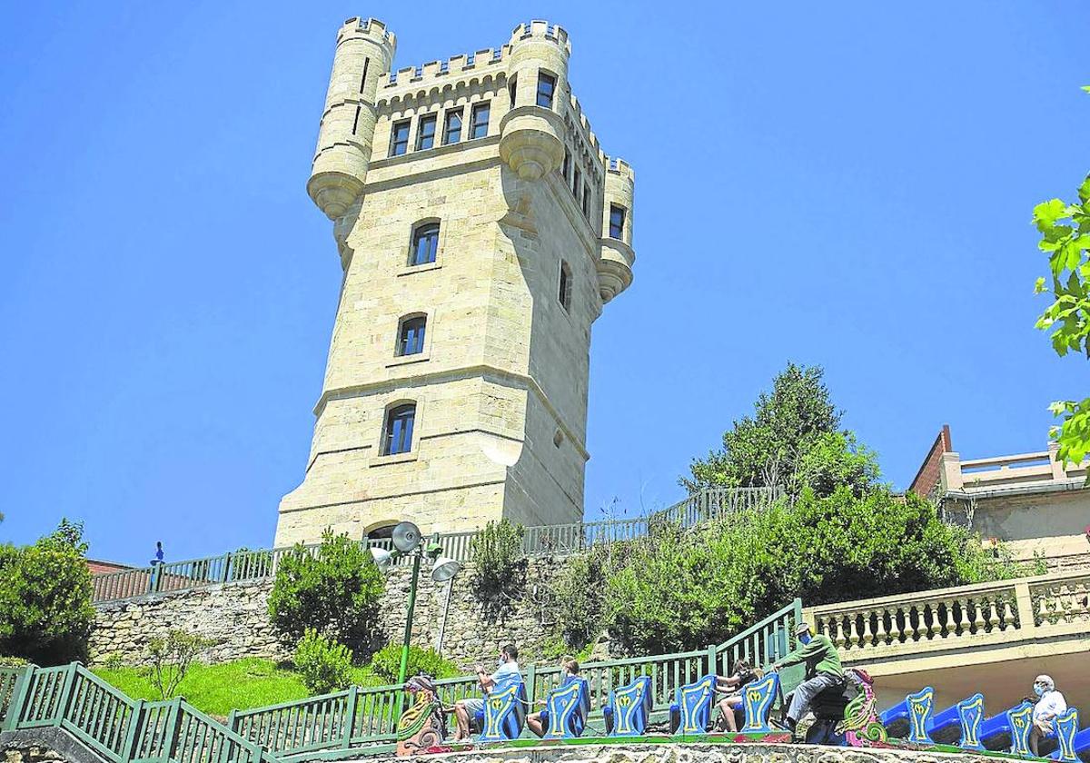 Las torrecillas esquineras y almenas se añadieron en 1912 con la construcción del casino y el parque de atracciones.