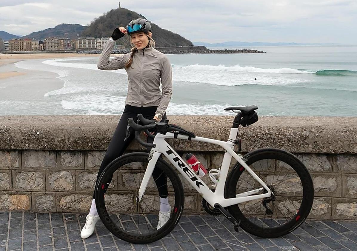 Imagen principal - La triatleta y modelo Nadezhda Pavlova descubre Gipuzkoa: «Vaya vistas»