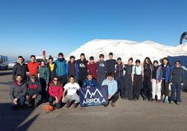 Grupo de jóvenes que acudió a la salida a esquiar del año pasado con Arrola.