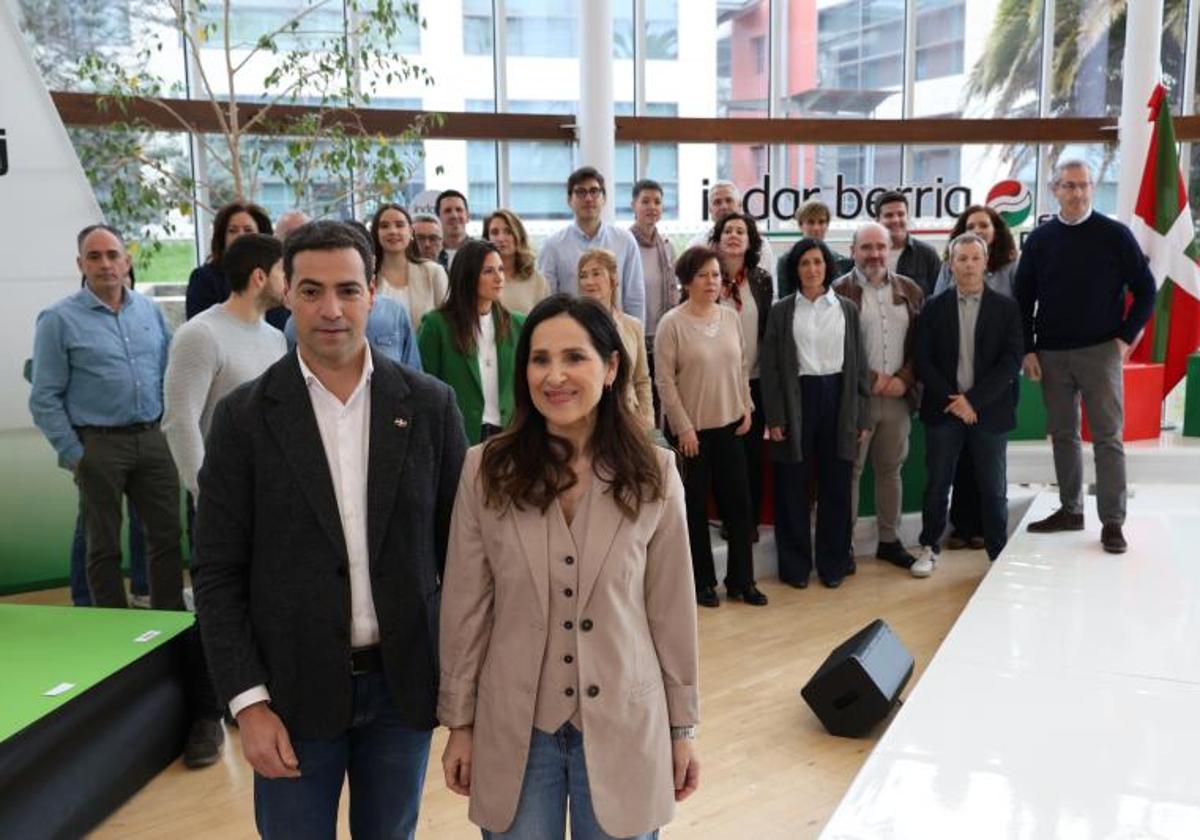 Imanol Pradales, candidato del PNV a lehendakari junto a Barkartxo Tejeria, en la presentación de la candidatura jeltzale por Gipuzkoa.