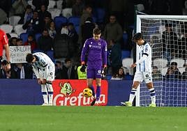 Los jugadores de la Real, cabizbajos tras la derrota ante el Villarreal.