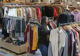 Olga ordena la ropa en la tienda de Emaús de la calle Mundaiz de Donostia, donde trabaja desde hace un año.