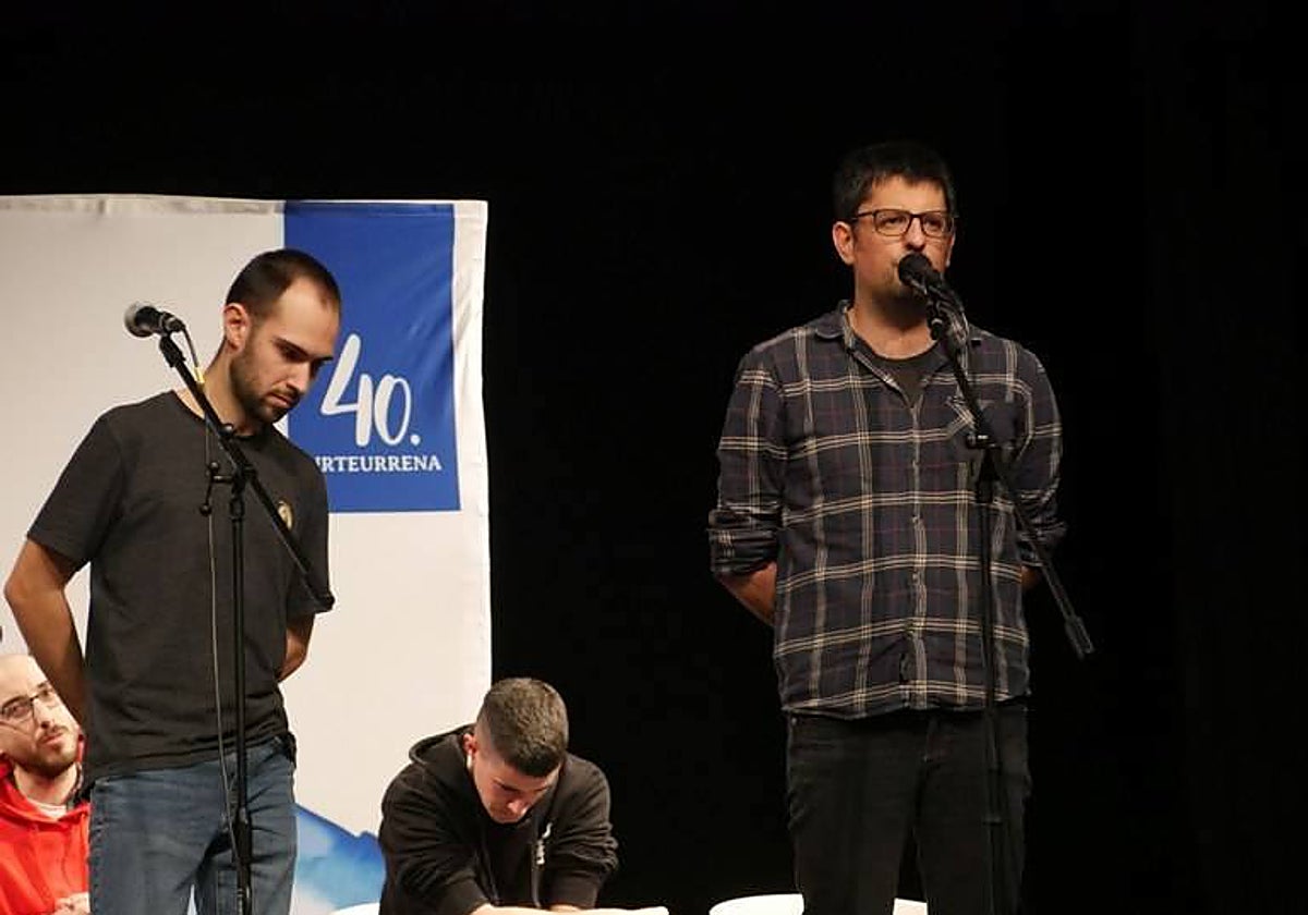 Manex Agirre aramaioarra Aramaiako saioan kantuan.