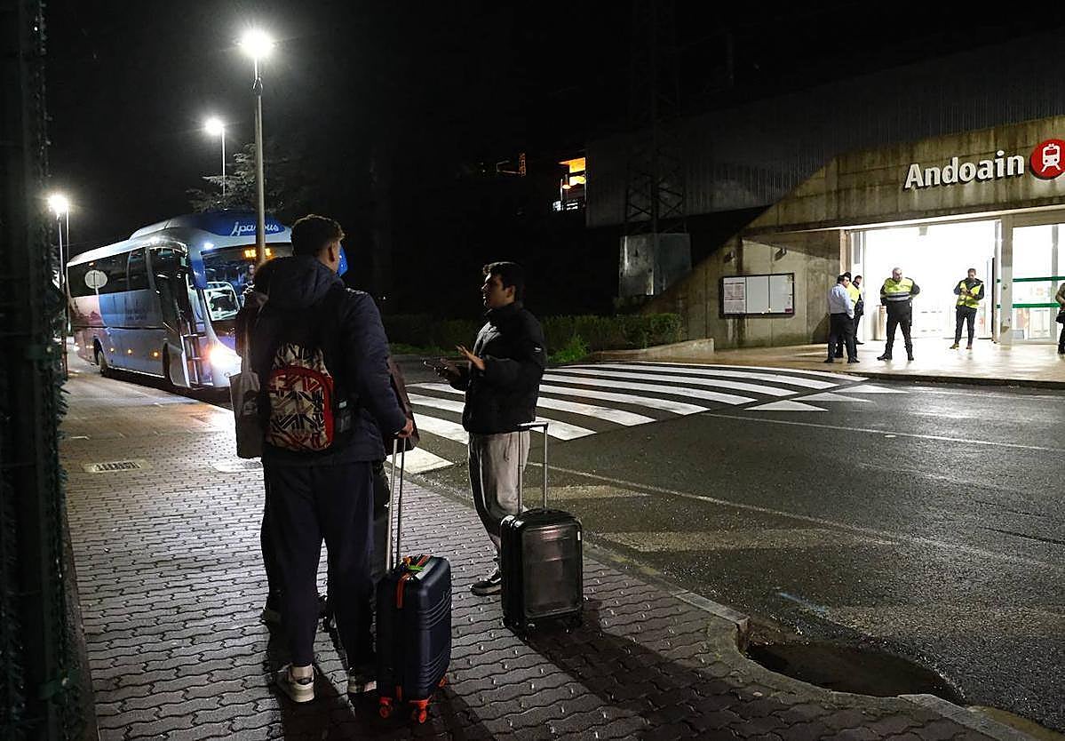 Viajeros esperan a las puertas de la estación de Andoain al servicio de autobús que ofreció transbordo hasta Hernani.