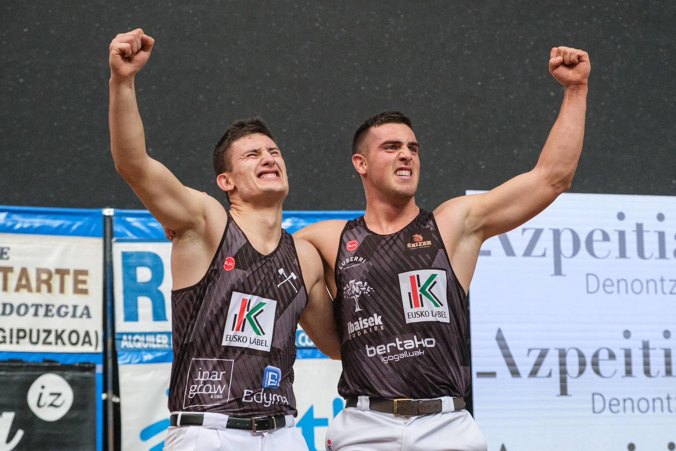 Iker Vicente y Arkaitz Etxebeste, tras proclamarse campeones.