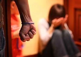 Un hombre cierra el puño mientras una mujer se tapa la cara, en una imagen de archivo.