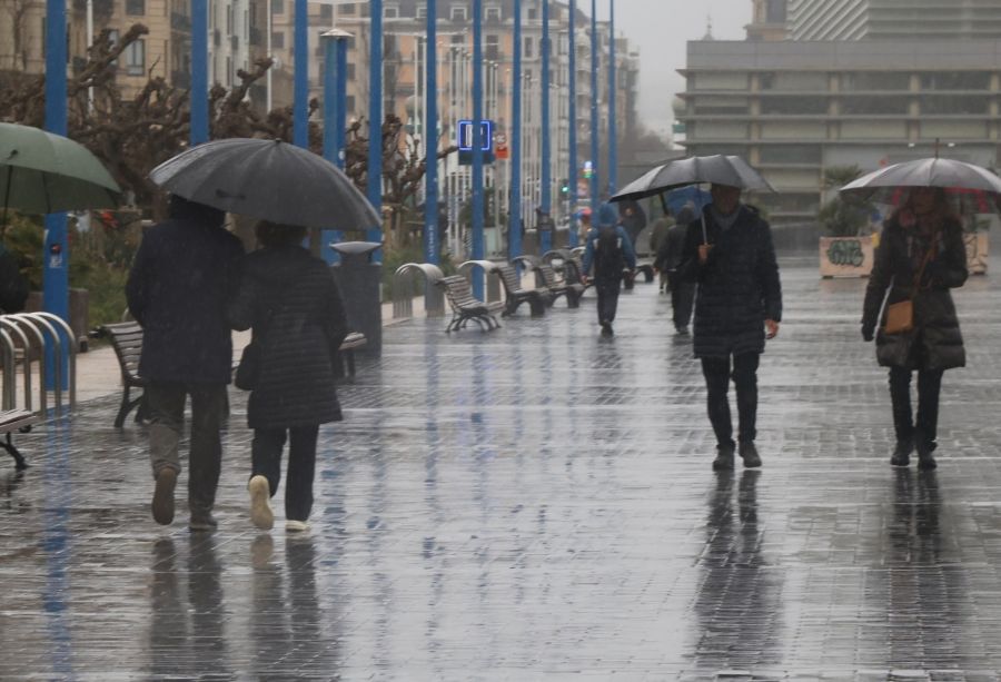 Euskadi en alerta por lluvia, viento y olas