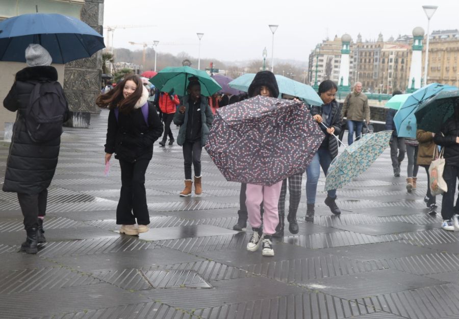 Euskadi en alerta por lluvia, viento y olas