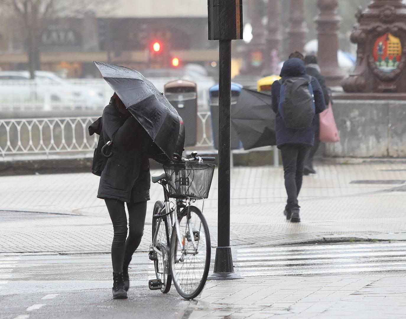 Euskadi en alerta por lluvia, viento y olas