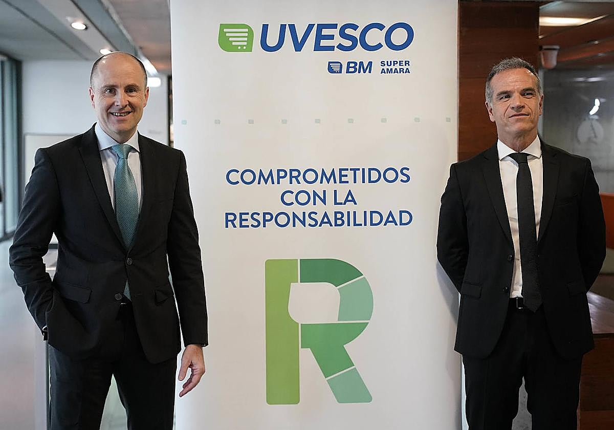 Ángel Jareño, CEO de Uvesco, junto a José Ramón Fernández de Barrena, presidente del grupo, hoy en San Sebastián.
