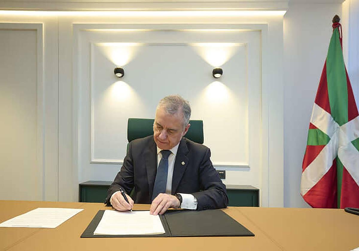 Urkullu firma en su despacho el decreto de la convocatoria de las elecciones.