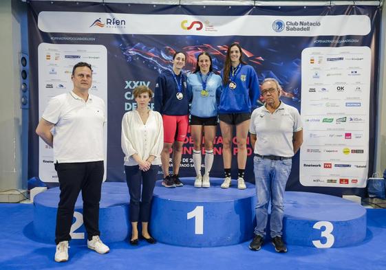 Amaia Cendoya (dcha.) en el podio del 50 mariposa en el Campeonato de España de Natación celebrado este pasado fin de semana en Sabadell.