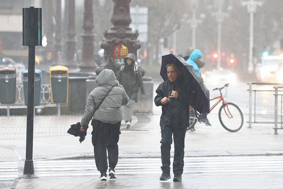 El mar se dejó notar con olas de hasta ocho metros que rompieron con fuerza durante todo el fin de semana en el Paseo Nuevo de San Sebastián.