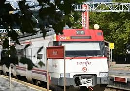 Un tren de Renfe en la estación de Hernani.