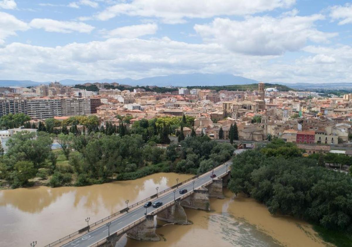 Vista general de Tudela, con un primer plano del puente sobre el río Ebro