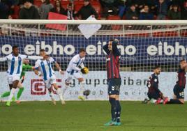 Sergio León, incrédulo ante el gol que culminaba la remontada del Espanyol ante el Eibar (2-3).