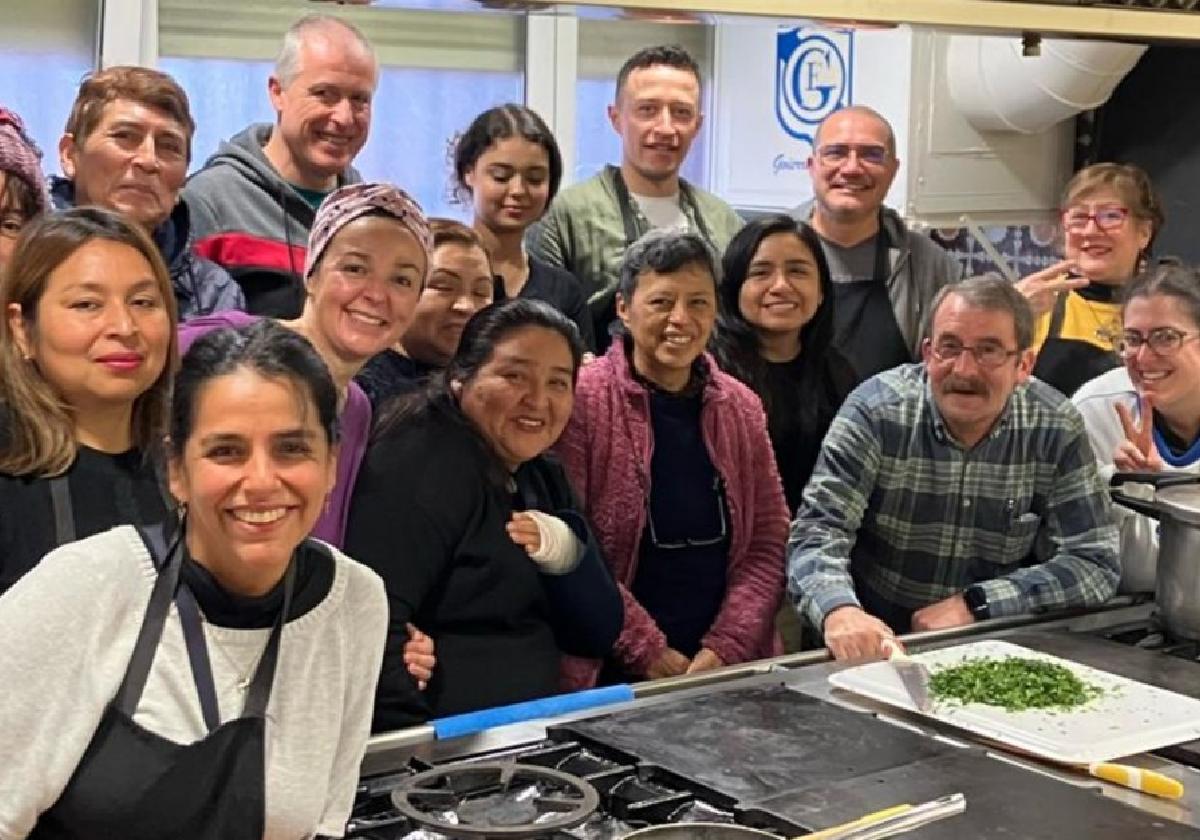 Participantes del primer taller de cocina de 'Sukaldanitzak' el sábado, en la cocina de Goierri K.E.