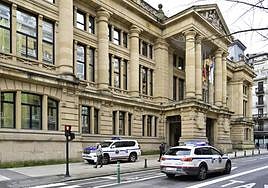 La presencia policial se ha intensificado estos días en la Audiencia por este juicio.