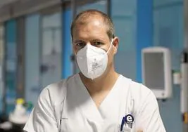 Félix Zubia sigue atendiendo a los pacientes de la UCI del Hospital Donostia con mascarilla.