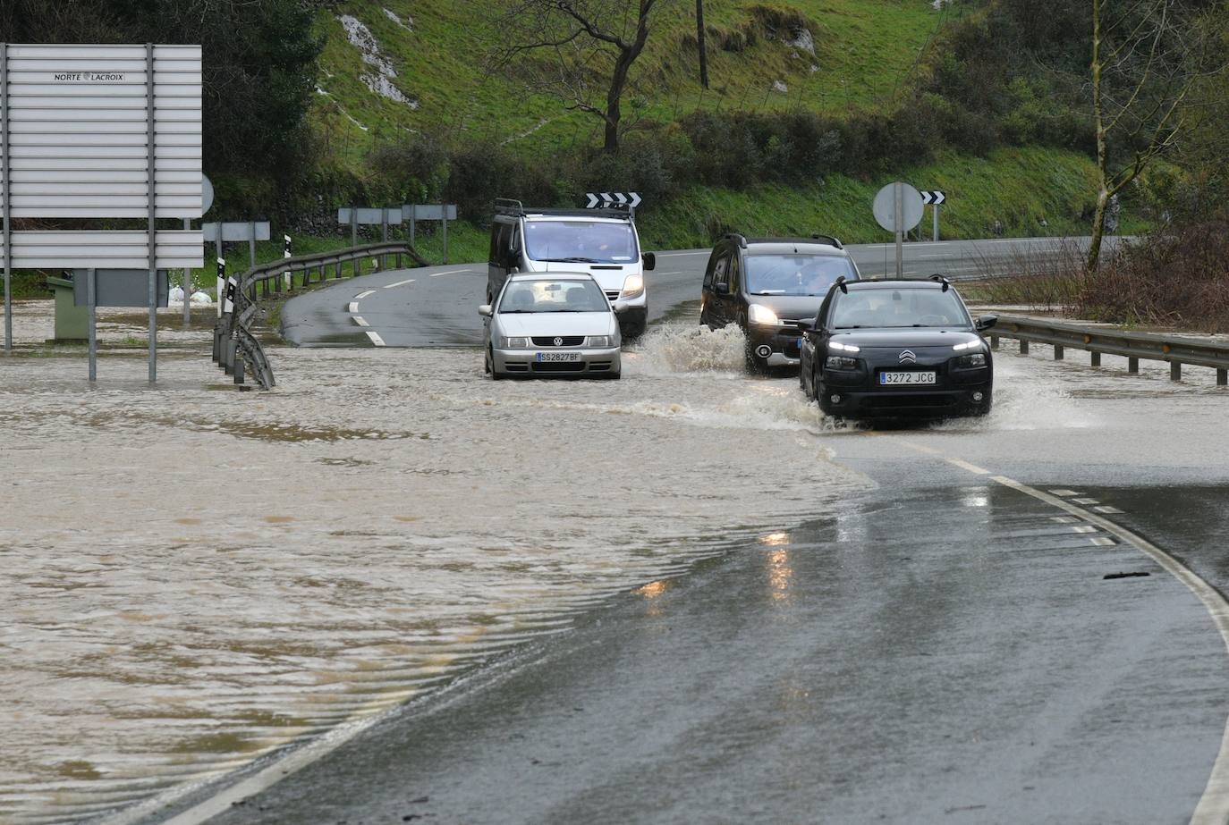 Carretera cortada de Azpeitia a Zestoa.