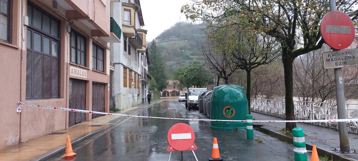 Una calle cortada por el desbordamiento del río.