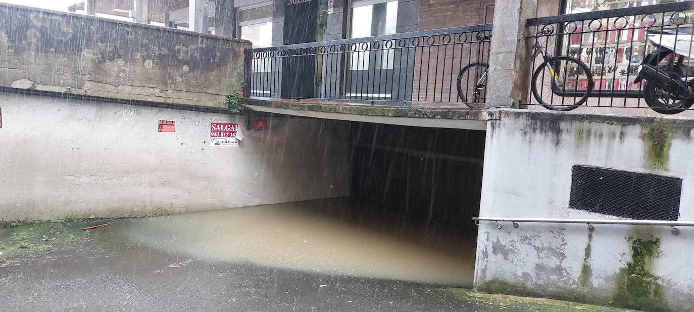 Un garaje anegado por el agua.