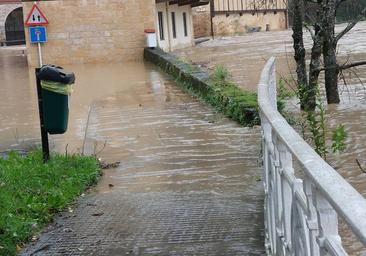 La carretera de Azpeitia a Zestoa, habilitada solo para camiones y autobuses, por el desbordamiento del río Urola