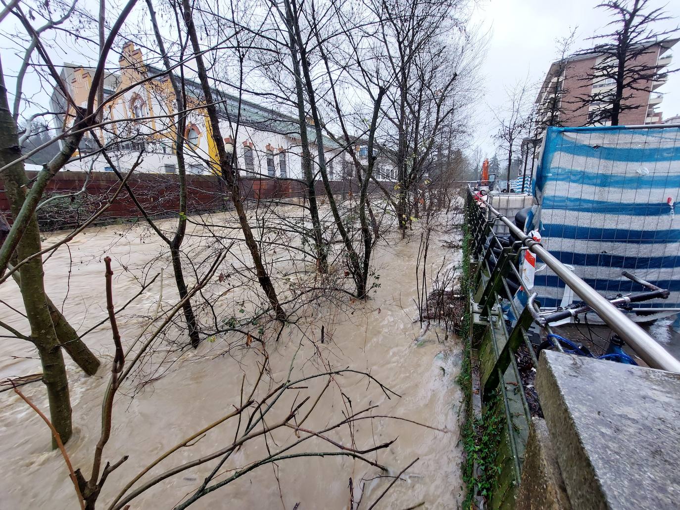 El río por la zona del Barrio Ezkiaga y del Palacio de Igartza.