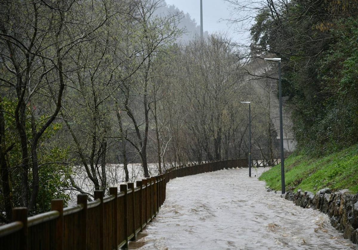 Se ha dse ha desbordado en un punto del bidegorri que enlaza Elgoibar y Eibaresbordado en un punto del bidegorri que enlaza Elgoibar y Eibar.