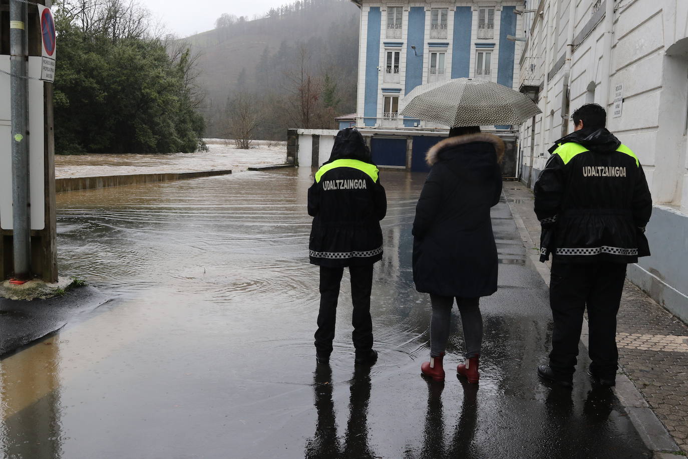 El río Deba tras su crecida.