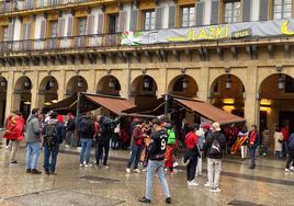 La afición del Mallorca se ha animado en la Plaza de la Constitución.