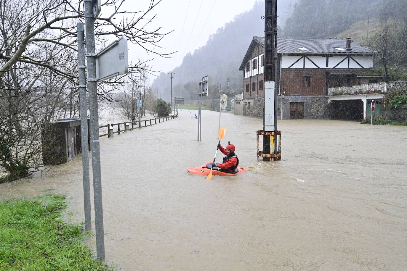 La carretera entre Tolosa y Anoeta está cortada, al haberse desbordado el agua en el cruce de Hernialde.